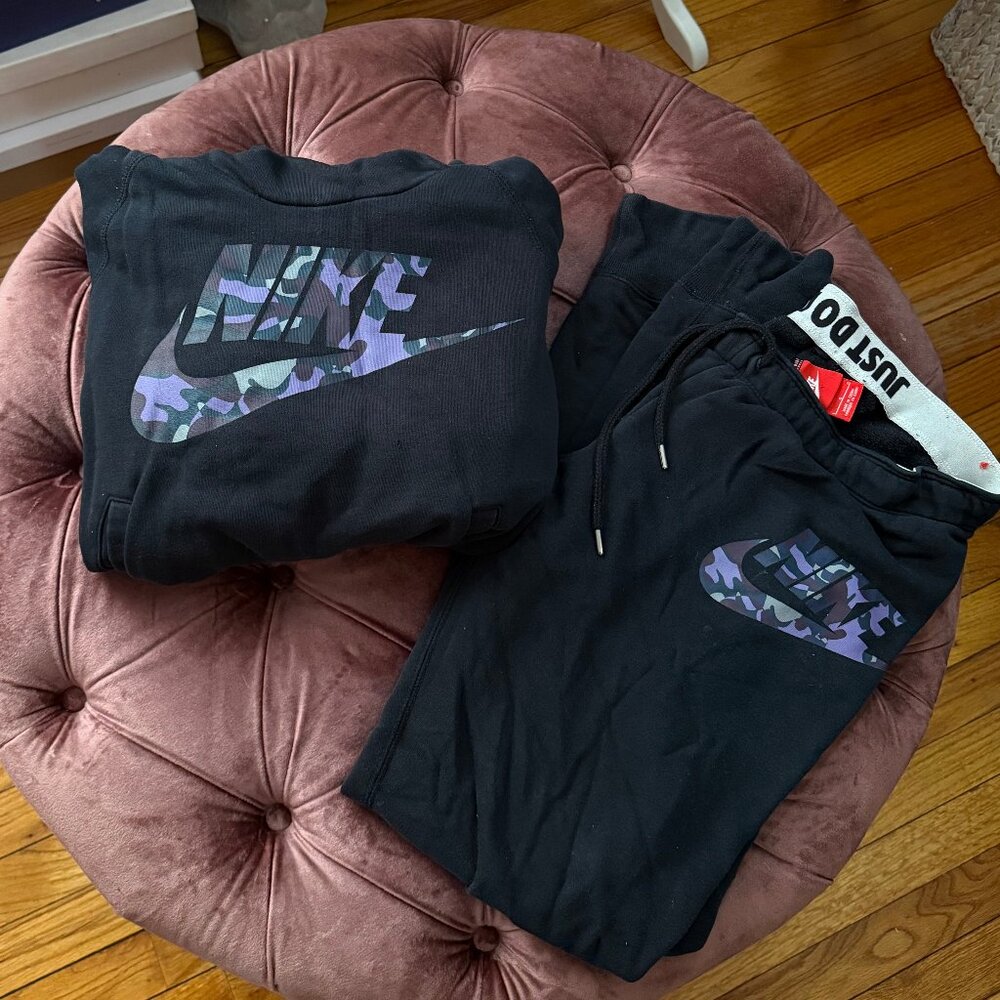NIKE- WOMENS- JOGGER SET- PURPLE CAMO (matching leggings in closet)